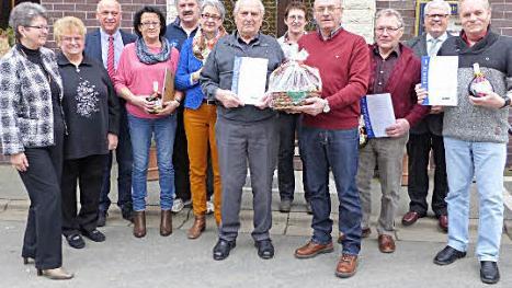 Hans Opel ist seit 30 Jahren im VdK-Ortsverband Wirsberg engagiert. Unser Bild zeigt ihn (vorne, Mitte) mit dem stellvertretenden Ortsvorsitzenden Manfred Szczina (rechts daneben) im Kreise der Geehrten, Vorstandsmitglieder und Ehrengäste. Foto: Klaus-Peter Wulf