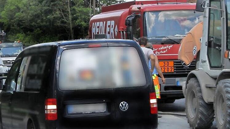 Auch dieses Auto war gestern in die Baustelle gefahren und wurde von den Lastwagen ausgebremst - der Fahrer musste den Rückwärtsgang einlegen. Fotos: Alexander Hartmann