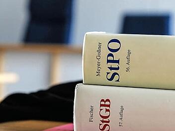 Das Strafgesetzbuch wurde bei den beiden Verurteilten nicht angewandt, da sie nach Ansicht des Gerichts noch unter das Jugendstrafrecht fallen. Dafür könnte auf einen der gehörten Zeugen ein Verfahren vor einem Strafgericht zukommen. Symbolfoto: Christopher Schulz/Archiv