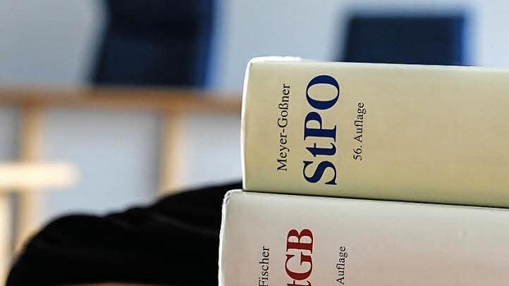 Das Strafgesetzbuch wurde bei den beiden Verurteilten nicht angewandt, da sie nach Ansicht des Gerichts noch unter das Jugendstrafrecht fallen. Dafür könnte auf einen der gehörten Zeugen ein Verfahren vor einem Strafgericht zukommen. Symbolfoto: Christopher Schulz/Archiv