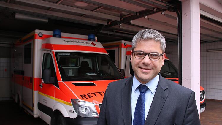 Noch-Geschäftsführer Thomas Stadler vor der Geschäftsstelle des Rot-Kreuz-Kreisverbandes Bad Kissingen in der Landwehrstraße: Im Juli wechselt er als Leiter des Rettungsdienstes nach München. Foto: Ralf Ruppert