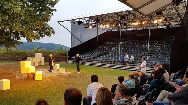 Einen Eindruck aus Figaros Hochzeit durften die Sponsoren schon mal mitnehmen. Sie waren bei Probenszenen live dabei.Maria Löffler