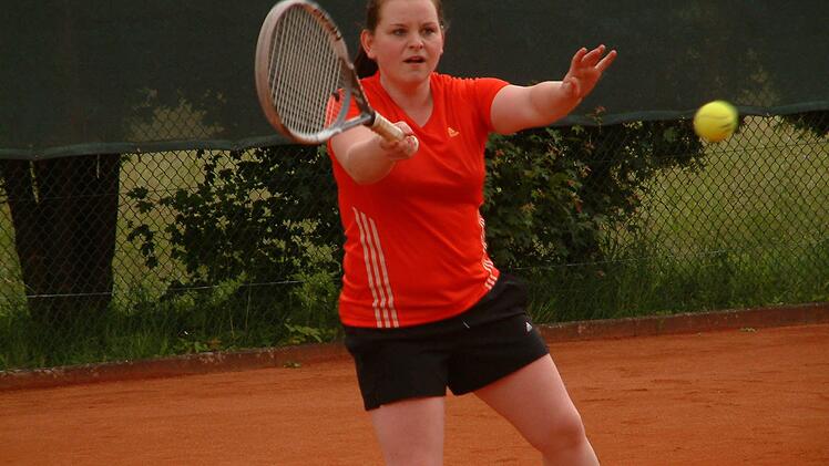 Die Damen des TC Steinwiesen landeten in der Bezirksklasse 2 gegen die SpVgg Froschgrund einen 9:0-Kantersieg und verbesserten sich auf den dritten Rang. Jennifer Koch (Bild) verbuchte bei ihrem Einzel- und Doppelerfolg gleich dreimal ein 6:0. Foto: Hans Franz