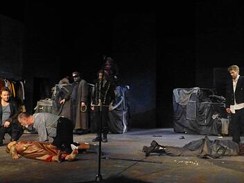 Showdown in "König Lear" am Ende der Aufführung des Theaters Hof im Kurtheater: Die Bösen wie die Guten sind fast alle tot oder so gut wie, Shakespeares Hoffnungsträger Edgar (rechts) kneift und fackelt alles ab.   Foto: Ahnert