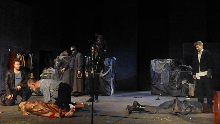 Showdown in "König Lear" am Ende der Aufführung des Theaters Hof im Kurtheater: Die Bösen wie die Guten sind fast alle tot oder so gut wie, Shakespeares Hoffnungsträger Edgar (rechts) kneift und fackelt alles ab.   Foto: Ahnert