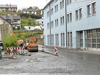 Derzeit wird der erste Bauabschnitt in der Bahnhofstraße realisiert. Bis zum Dezember 2014 soll dieser fertig gestellt sein. Foto: Veronika Schadeck