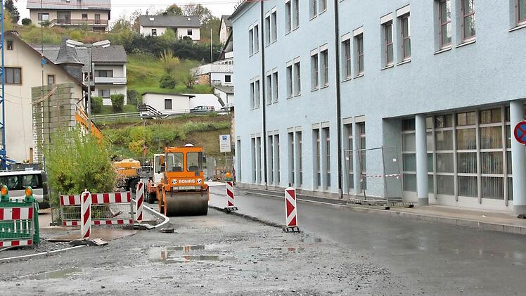 Derzeit wird der erste Bauabschnitt in der Bahnhofstraße realisiert. Bis zum Dezember 2014 soll dieser fertig gestellt sein. Foto: Veronika Schadeck