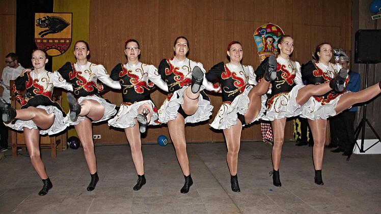 Einen flotten Gardetanz legten die Mädels der Showtanzgruppe Ebern- Heubach aufs Parkett. Foto: Helmut Will
