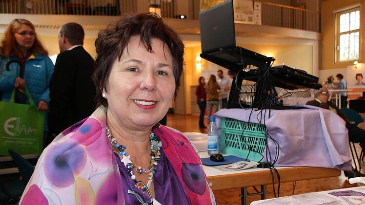 "Das war gut investierte Zeit und ich würde jederzeit wieder mitmachen", sagt Ausstellerin Madlen Trümbach-Maurin. Die 59-Jährige stellte ihr Internet-Portal lilazeiten.de vor. "Es waren auch Kunden da, die sich dafür interessiert haben, aber wichtiger war das Netzwerken hier", fasst sie ihre Erfahrungen zusammen. Besonders begeistert sei sie von den Vorträgen gewesen. Vieles habe sie natürlich schon einmal gehört, aber: "Da wird einem manches wieder bewusst und es verfestigt sich." Konkret h...