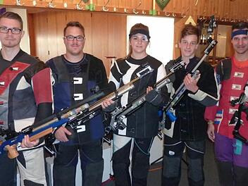 Die erfolgreichen Stockheimer Schützen (von links) Michael Morand, Markus Müller, Laura Wachter, Jonas Schülner und Michel Dyckerhoff haben den Aufstieg in die Gauoberliga 2 geschafft. Foto: Gerd Fleischmann