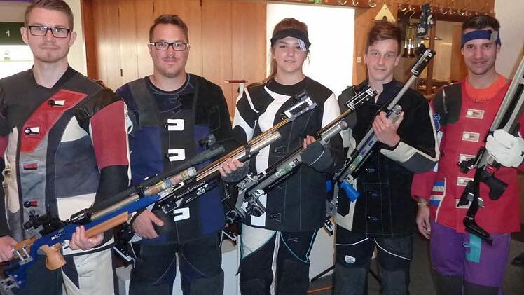 Die erfolgreichen Stockheimer Schützen (von links) Michael Morand, Markus Müller, Laura Wachter, Jonas Schülner und Michel Dyckerhoff haben den Aufstieg in die Gauoberliga 2 geschafft. Foto: Gerd Fleischmann