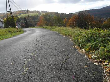 Starke Schäden weist die Bergseestraße in Riedenberg auf, die jetzt saniert werden soll. Foto: Evelyn Schneider