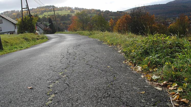 Starke Schäden weist die Bergseestraße in Riedenberg auf, die jetzt saniert werden soll. Foto: Evelyn Schneider