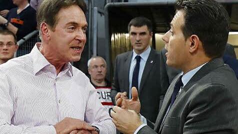 Michael Stoschek führte gleich nach Spielende eine angeregte Diskussion mit ZSKA-Coach Dimitrios Itoudis.