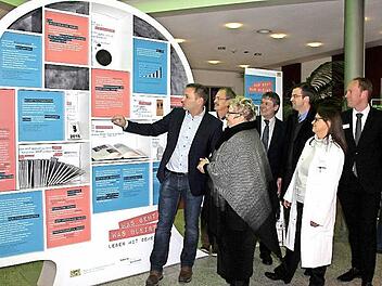 Sie wollen dazu beitragen, dass sich in den Köpfen der Bevölkerung zum Thema "Demenz" etwas ändert (von links): MdL Jürgen Baumgärtner, der ärztliche Direktor Eike Dedow, die Geschäftsführerin der Caritas Kronach, Cornelia Thron, stellvertretender Landrat Gerhard Wunder, Dritter Bürgermeister Markus Wich, Chefärztin Henriette Hönings und der Geschäftsführer der Helios-Frankenwaldklinik, Christian Kloesters. Foto: vs