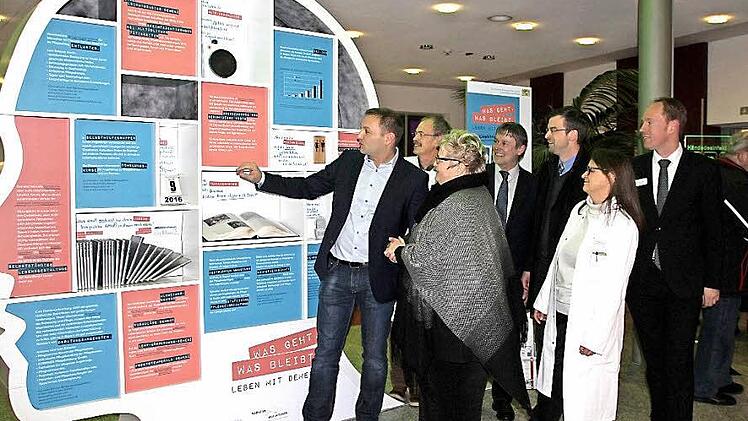 Sie wollen dazu beitragen, dass sich in den Köpfen der Bevölkerung zum Thema "Demenz" etwas ändert (von links): MdL Jürgen Baumgärtner, der ärztliche Direktor Eike Dedow, die Geschäftsführerin der Caritas Kronach, Cornelia Thron, stellvertretender Landrat Gerhard Wunder, Dritter Bürgermeister Markus Wich, Chefärztin Henriette Hönings und der Geschäftsführer der Helios-Frankenwaldklinik, Christian Kloesters. Foto: vs