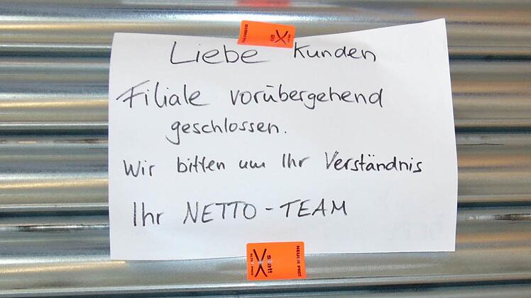 Ein handgeschriebener Zettel informiert die Kunden. Foto: Petra Malbrich