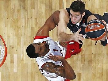 Fabien Causeur (mit Ball) zieht gegen Mailands Jamel McLean zum Korb.  Foto: Daniel Löb