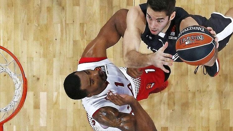 Fabien Causeur (mit Ball) zieht gegen Mailands Jamel McLean zum Korb.  Foto: Daniel Löb