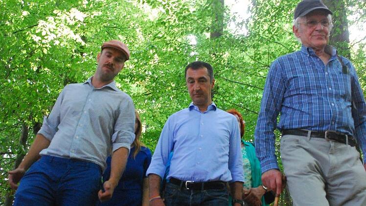 Grün, so weit das Auge reicht: Benedikt Schmitt (links) führt Cem Özdemir durch den Steigerwald; rechts Georg Sperber. Fotos: Günter Flegel
