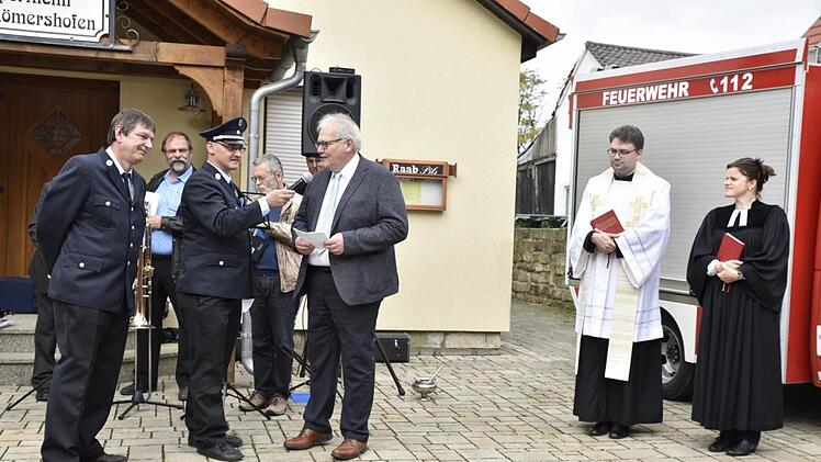 Bürgermeister Claus Bittenbrünn und der  Erste Kommandant der Feuerwehr Königsberg, Peter Schüler, übergaben das Löschfahrzeug "Florian Römershofen 49/1" an den Leiter der Löschgruppe Römershofen Volker Büchner (von rechts)Gerold Snater