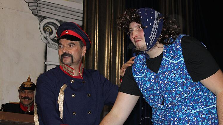 Gerichtsdiener Michael Zeiß und Elias Krug beim Sketch "Schäbig gegen Schäbig"C. Reuther