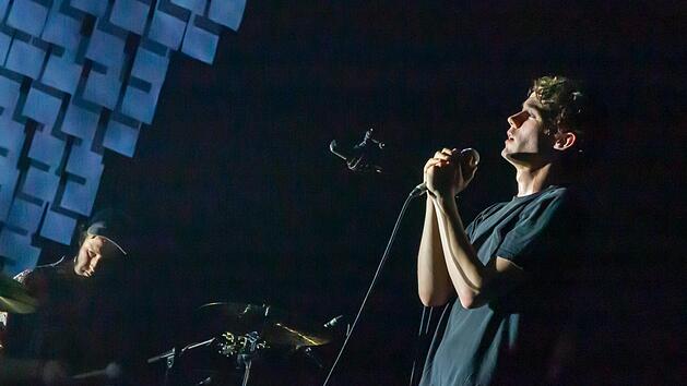 Henning Mays markante Stimme ist das Aush&auml;ngeschild von Annenmaykantereit. Die Jungs spielten am Samstag in Bamberg. Foto: Stephan Gro&szlig;mann