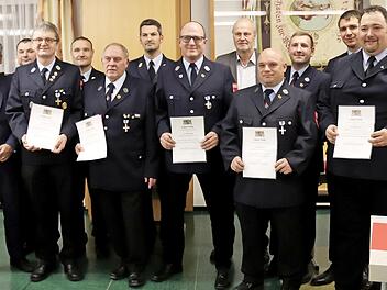 Robert Franz, Jürgen Zimmermann, Martin Zenkel, Bernd Völlner und Markus Gunzl (v. l. mit Urkunden) wurden für ihren langjährigen aktiven Dienst geehrt.