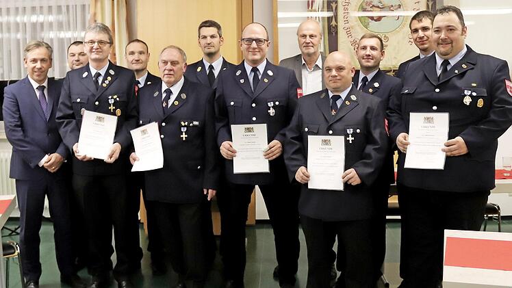 Robert Franz, Jürgen Zimmermann, Martin Zenkel, Bernd Völlner und Markus Gunzl (v. l. mit Urkunden) wurden für ihren langjährigen aktiven Dienst geehrt.