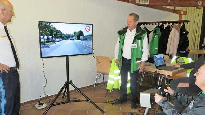 Mit der Drogenbrille (oben): "Unter Drogeneinfluss" hat Sanitäter Claus Müller erhebliche Gleichgewichts - und Koordinationsschwierigkeiten beim Parcours. Fotos unten: Reaktion + Bremsweg = Anhalteweg: links Hauptkommisar Gerald Storath, Leiter der Polizeistation Bad Staffelstein, rechts Walter Mackert, Verkehrswacht, sitzend am Fahrsimulator: Ottmar Kerner. Der Blutzucker ist im Normalbereich: Margit Schmeiß testete Blutzucker und Blutdruckwerte der Besucher.