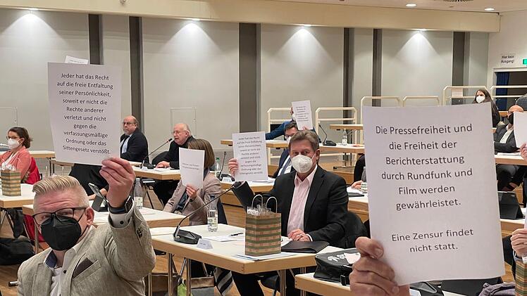 Georg Hock (hinten, am Mikrofon) zeigte sich von der Aktion der Stadträte wenig beeindruckt, die Zitate aus dem Grundgesetz während der Rede des AfD-Politikers in die Höhe hielten: "Kindisch, aber das hat sich halt eingebürgert", so Hock.