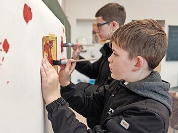 Wie arbeitet man als Maler- und Lackierer? Bastian (vorn) und Gentian konnten sich beim Praxis-Schnuppern am ersten Berufsorientierungstag an der Anton-Kliegl-Mittelschule in Bad Kissingen informieren.