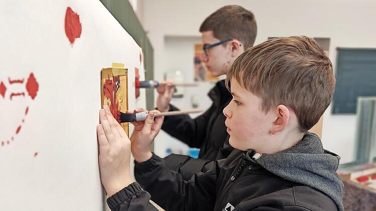 Wie arbeitet man als Maler- und Lackierer? Bastian (vorn) und Gentian konnten sich beim Praxis-Schnuppern am ersten Berufsorientierungstag an der Anton-Kliegl-Mittelschule in Bad Kissingen informieren.
