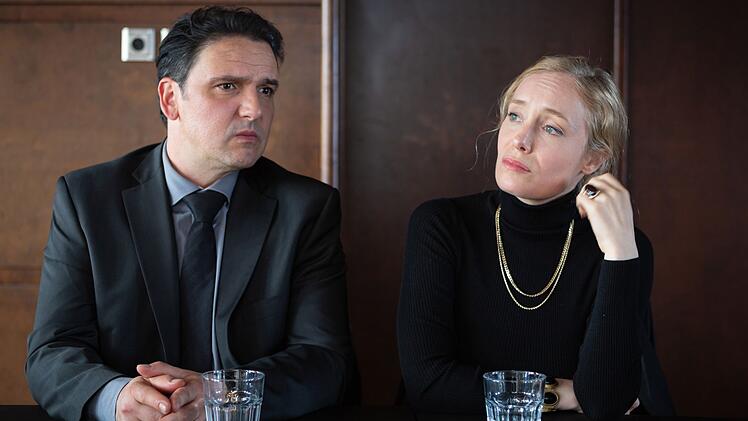 Der Brauereibesitzer Philipp Herbert (Sascha G&ouml;pel) und seine Frau Maria (Katharina Heyer) sind schockiert vom letzten Willen von Marias Mutter.