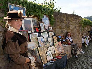 Christine Fröber zeigt, wie eine Radfahrerin im Jahr 1910 gekleidet war. Fotos: Arkadius Guzy