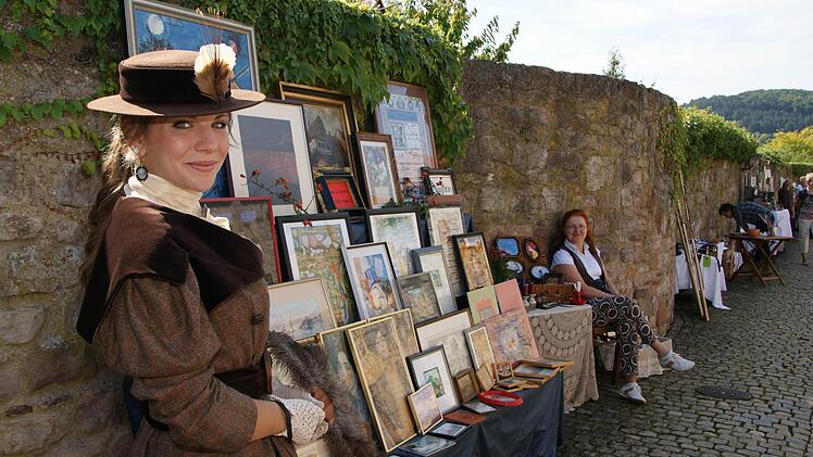 Christine Fröber zeigt, wie eine Radfahrerin im Jahr 1910 gekleidet war. Fotos: Arkadius Guzy