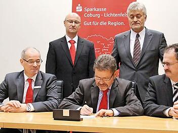 Die drei Vorstände Roland Vogel, Siegfried Wölki und Martin Faber (sitzend, von links) unterzeichneten am Freitag die Gründungsurkunde der Stiftungsgemeinschaft. Stephan Franke (links) wird die Interessenten beraten, die der Stiftung beitreten wollen, Horst Ohlmann wird sich mit der Deutschen Stiftungstreuhand um die Verwaltung des eingesetzten Kapitals kümmern. Foto: Simone Bastian