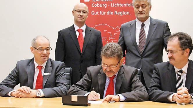 Die drei Vorstände Roland Vogel, Siegfried Wölki und Martin Faber (sitzend, von links) unterzeichneten am Freitag die Gründungsurkunde der Stiftungsgemeinschaft. Stephan Franke (links) wird die Interessenten beraten, die der Stiftung beitreten wollen, Horst Ohlmann wird sich mit der Deutschen Stiftungstreuhand um die Verwaltung des eingesetzten Kapitals kümmern. Foto: Simone Bastian