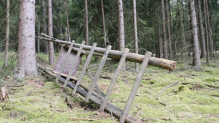 Ein Hochsitz mitten im Wald umgekippt.