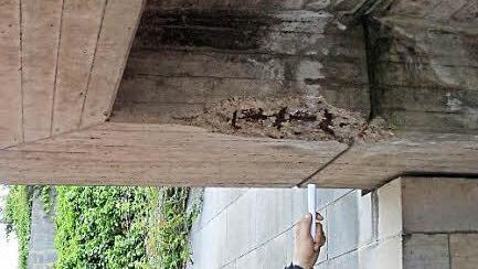 Bernd Löhnert weist auf Risse im Beton. Wegen solcher Schäden wird der Aufgang komplett ersetzt. Fotos: Simone Bastian