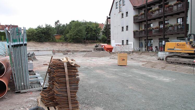 In die Lücke Am Rasen fügt sich bald der Anbau an das bestehende Seniorenwohnheim (rechts) mit 48 neuen Pflegeplätzen.