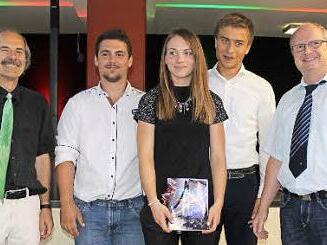 Mittelschul-Rektor Eberhard Krieger (l.) und Otmar Bär von Kennametal (r.) freuten sich über die hervorragenden Noten von Oliver Stojanovic (1,1), Miriam Wolf (1,3) und Marvin Sediqi (1,3).  Foto: fra-press