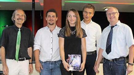 Mittelschul-Rektor Eberhard Krieger (l.) und Otmar Bär von Kennametal (r.) freuten sich über die hervorragenden Noten von Oliver Stojanovic (1,1), Miriam Wolf (1,3) und Marvin Sediqi (1,3).  Foto: fra-press