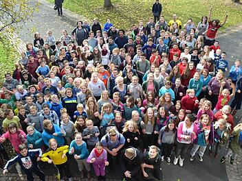 Schulfamilie bunt gemischt: 390 Kinder und Jugendliche besuchen aktuell die Staatliche Realschule Bad Brückenau. Foto: Katharina Lotter/Realschule