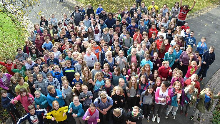 Schulfamilie bunt gemischt: 390 Kinder und Jugendliche besuchen aktuell die Staatliche Realschule Bad Brückenau. Foto: Katharina Lotter/Realschule