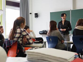 Jana Melzer hält eine Geschichtsstunde in der Ganztagsklasse 7 c. Foto: Arkadius Guzy