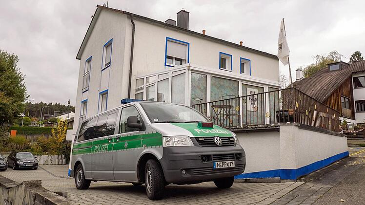 Einer der Beamten, der am Mittwoch in Georgensgmünd von einem selbsternannten "Reichsbürger" angeschossen worden war, ist in der Nacht gestorben. Foto: Nicolas Armer/dpa