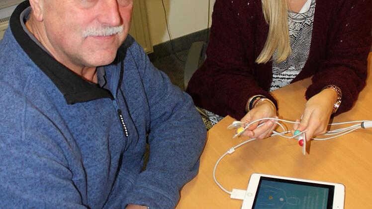 Hermann Kirchner ist einer der 35 Patienten, die bislang telemedizinisch überwacht werden. Anne-Katrin Bötsch von der Herz- und Gefäßklinik Bad Neustadt betreut ihn. Foto: Paul Ziegler