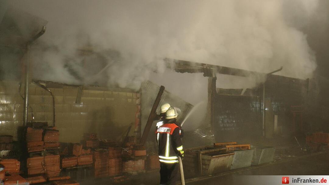 Lagerhallerhallenbrand hielt Feuerwehr in Atem - Großbrand fordert hohen Sachschaden