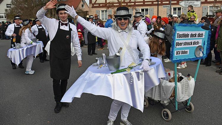 Sehr kreativ waren die Oldies des Oberthereser Carnevalsvereins, die ihr Motto "Tischlein deck dich, Ober streck dich" humorvoll in Szene setzten.